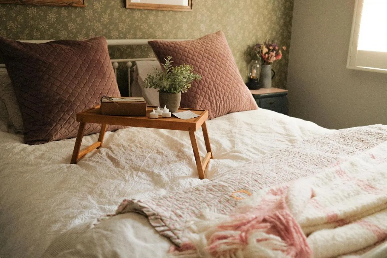 The Romantic Pink English Cottage At Tamborine Mountain 0*, Mount Tamborine Australia